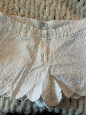 crown & ivy White Scalloped Hem Textured Women's Shorts